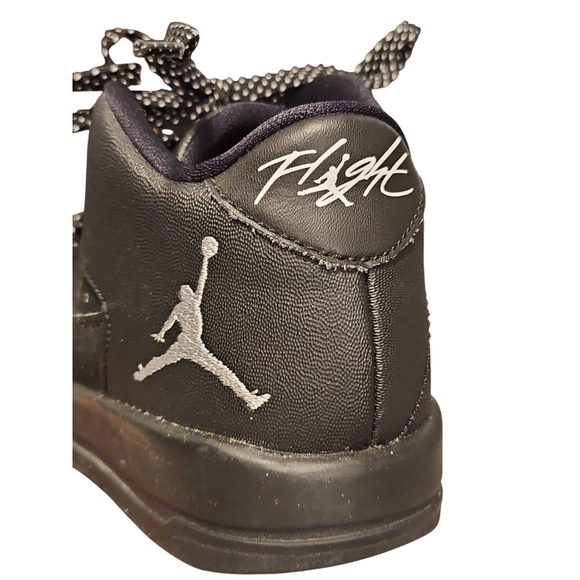 Nike Air Jordan Little Kid Black Sneakers with Classic Design - Picture 5 of 6